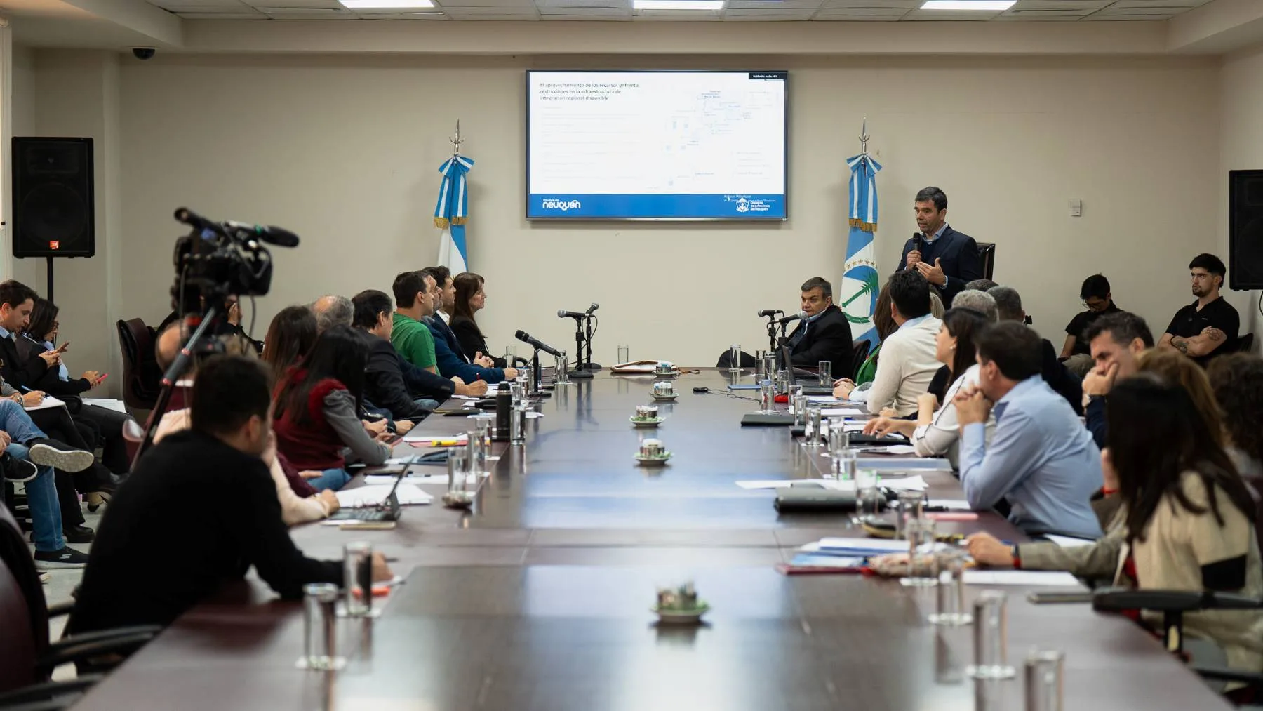 Gustavo Medele, ministro de Energía de Neuquén, presentó el acuerdo con YPF por el GNL en la Legislatura.