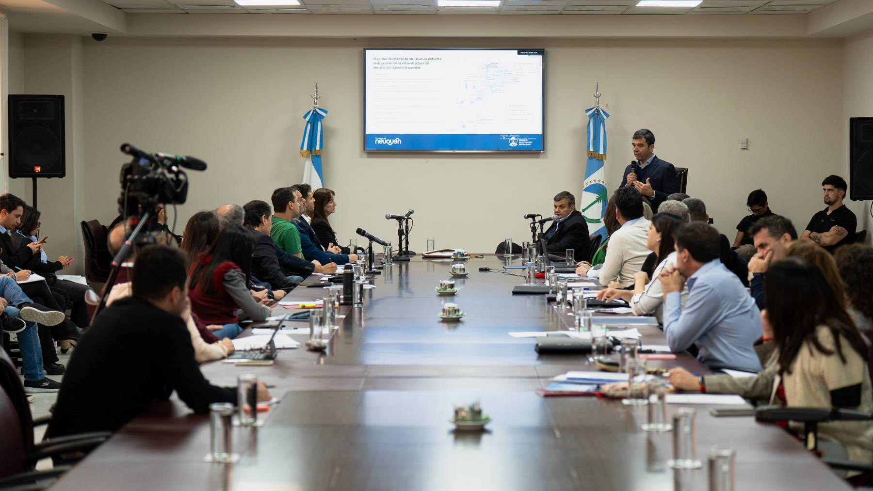 Gustavo Medele, ministro de Energía de Neuquén, presentó el acuerdo con YPF por el GNL en la Legislatura.