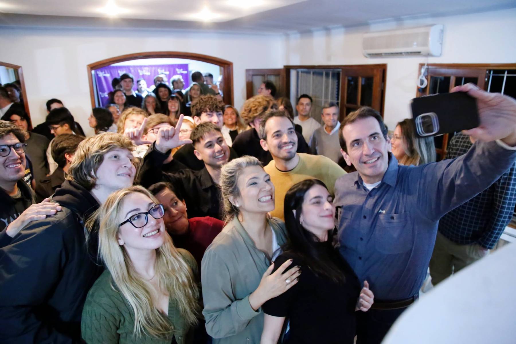 La Libertad Avanza de Neuquén en una reunión con el influencer Iñaki Gutiérrez.