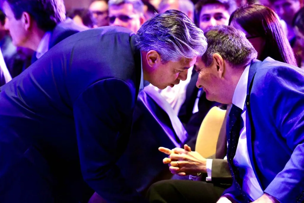 Rolando Figueroa junto al ministro de Economía, Guillermo Koenig. Foto: Matías Subat.
