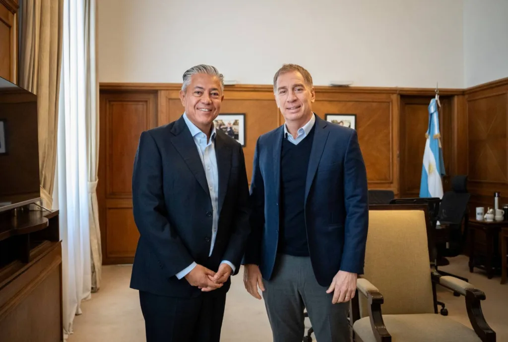 El gobernador Rolando Figueroa junto al jefe de Gabinete, Diego Santilli.