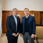 El gobernador Rolando Figueroa junto al jefe de Gabinete, Diego Santilli.