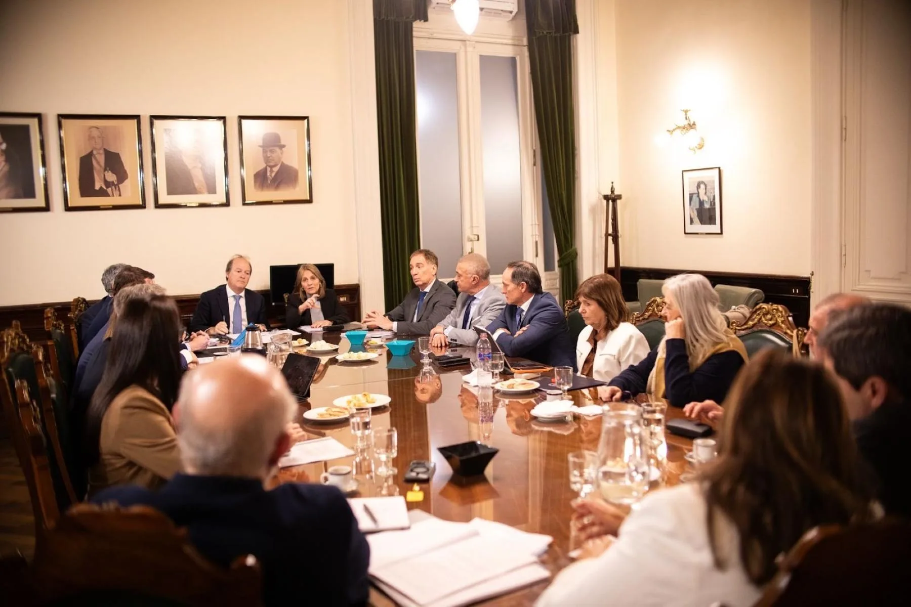 El flamante jefe de Gabinete, Diego Santilli, se reunió con jefes de bloque del Senado por la ley de Zona Fría.